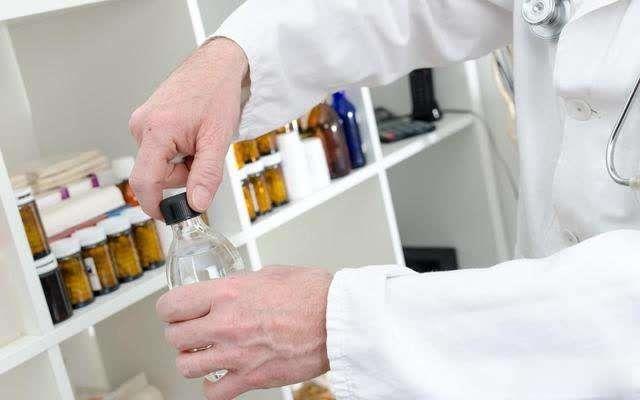 醫用酒精濃度有75%與95%，為什么不能用純酒精殺菌消毒呢？[漓峰]